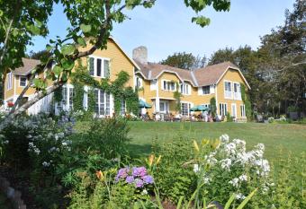 Auberge sur la C  te allows 18 year olds to book a room