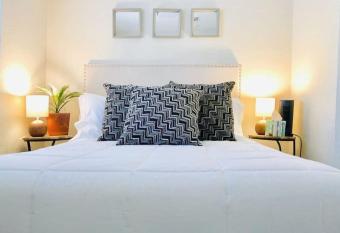 Sunny Guest Suite with large backyard - Pets Welcome allows 18 year olds to book a room