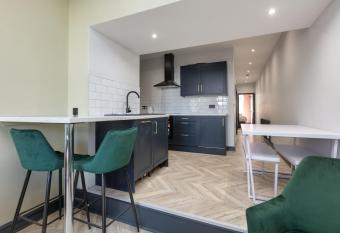 Ettie and Gigi s has Balcony rooms