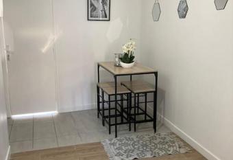 Appartement 4 pi  ces r  nov   - Proche de La D  fense has Balcony rooms