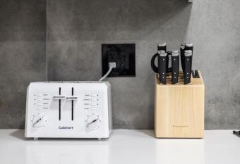 Desert Owl Estate, 2 acres, Pool & Spa, EV charger has rooms with a private hot tub