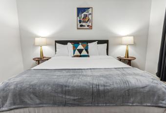 Frisco Charm: Stylish Townhouse Getaway has Balcony rooms