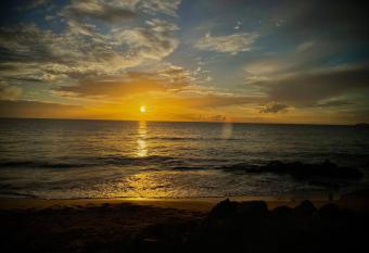 1 Corcega Beachfront Suites has Balcony rooms