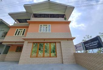 Snow White Retreat Hotel and Restaurant has Balcony rooms