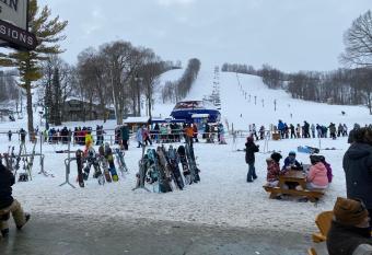 Creekside Condo has rooms with a private hot tub