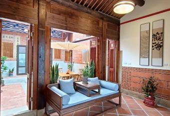 Ba Ba Guan Hai Ancient House B&B has Balcony rooms