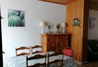 Rez-de-chauss  e    proximit   de la plage has Balcony rooms