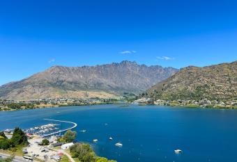 Stunning Lakeview Holiday House Queenstown has Balcony rooms