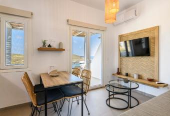 Mykonos Residence Villas & Suites Merchia Beach has rooms with a private hot tub