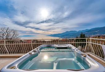 Apartmani Frlan II. has rooms with a private hot tub