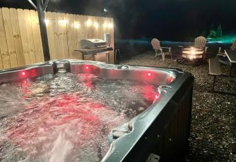 Brand new built! Pond, kayaks, hot tub,fire pit,grill    has rooms with a private hot tub