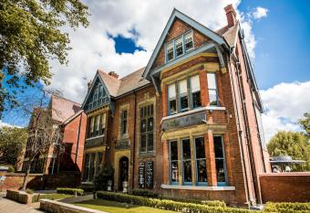 d Parys allows 18 year olds to book a room