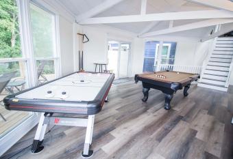 Little Chi Cottages has rooms with a private hot tub