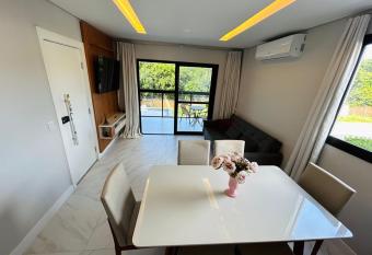 Lindo Apartamento A 400 Metros Da Praia has rooms with a private hot tub