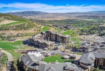 Grand Summit G410 Lodge Park City has rooms with a private hot tub