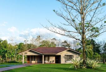 Casa Roble Fortuna has rooms with a private hot tub