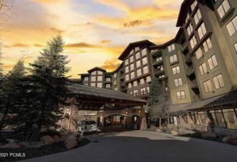 Grand Summit G412 Lodge Park City has rooms with a private hot tub