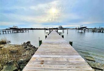 Dock House, Close to Camp Lejeune, water access, DOCK, king bed has rooms with a private hot tub