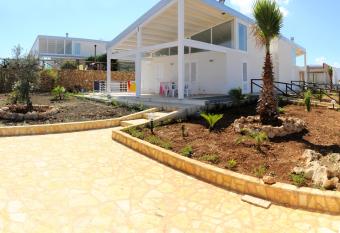 Case Vacanza Viola di Mare has Balcony rooms