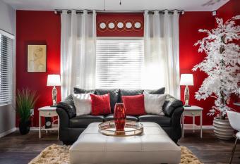 Regal Suite - Spacious 2BR, 2BA, hot tub, Wi-Fi, parking, Indoor basketball, Gym has rooms with a private hot tub