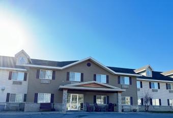 Country Trails Inn And Suites has rooms with a private hot tub