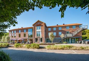 Duinhotel Zomerlust allows 18 year olds to book a room