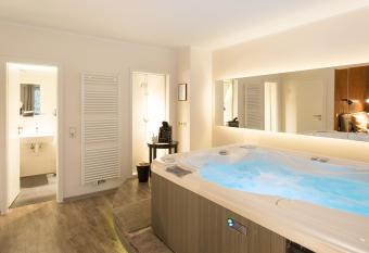 1st Floor K  ln allows 18 year olds to book a room