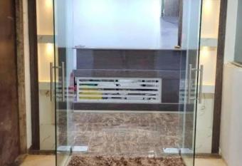 HOTEL GLOBLE allows 18 year olds to book a room