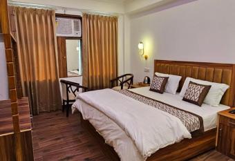 White House has Balcony rooms