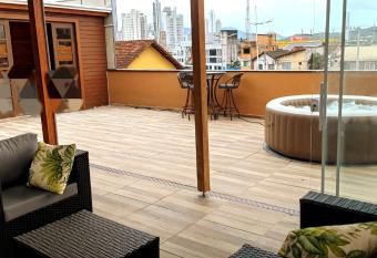 Sunset BC uma cobertura inteira exclusiva para 2 pessoas allows 18 year olds to book a room