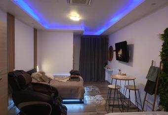 So Spa appart  jacuzzi & bien-  tre has rooms with a private hot tub