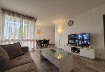 Parisian Retreat pour 5 personnes - 12 min de Paris - Proche Gare has Balcony rooms