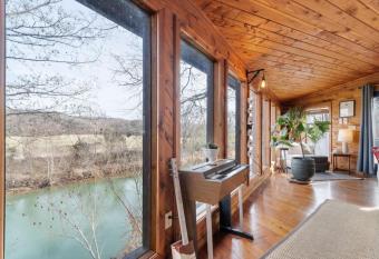 Cozy Cabin Getaway on Buffalo River with HUGE Patio has Balcony rooms