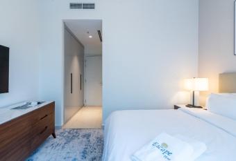 Ocean escape 3 bedrooms has rooms with a private hot tub