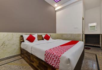 OYO ROYAL RANBANKA GARH allows 18 year olds to book a room