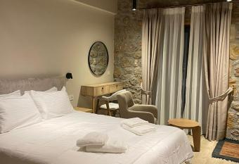 Miltilon has Balcony rooms