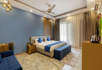 THE EMBASSY INN has rooms with a private hot tub