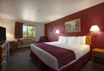 Super 8 by Wyndham Eveleth has rooms with a private hot tub
