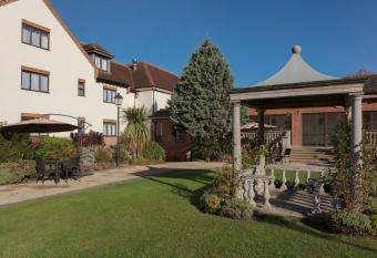 DoubleTree by Hilton Oxford Belfry allows 18 year olds to book a room