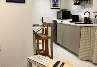 Le 1665 : Studio Centre ville allows 18 year olds to book a room