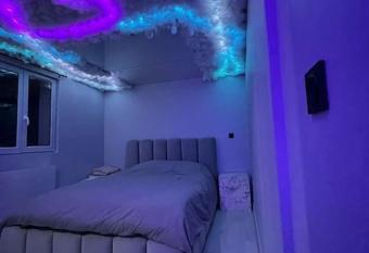 L Oasis   toil  e has rooms with a private hot tub