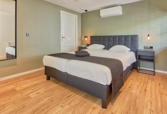 Hotel & Appartement de Zevende Heerlijkheid has Balcony rooms