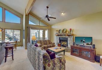 Stonebridge Circle by All Seasons Resort Lodging has rooms with a private hot tub