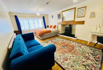 Vintage style Lodge In Windsor! Hot Tub! Sleeps 20 has rooms with a private hot tub