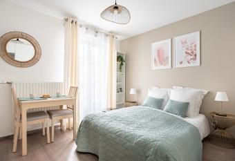 Sunny apartment near Disneyland Paris     Liz Appart allows 18 year olds to book a room