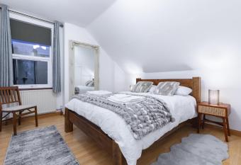 Cosy Flat In London allows 18 year olds to book a room