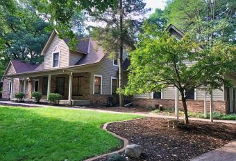 North Oaks Estate has Balcony rooms
