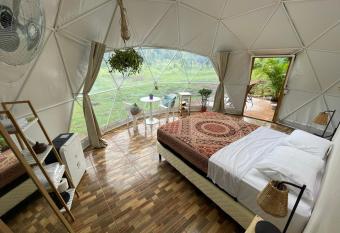 La Comarca River Glamping Dome near Manuel Antonio has rooms with a private hot tub