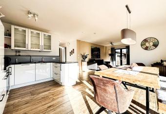 Alpengl  hen has Balcony rooms