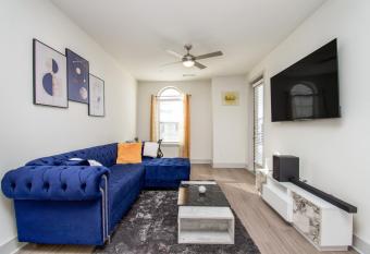 Luxurious & Spacious 1BR has rooms with a private hot tub